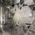 Sicis Vetrite z kolekcji Vetrite Decorativa model Fragments Grey to wielkoformatowy panel szklany o wymiarach 95,6x318,6 cm. Kolory tego modelu to: beżowy, szary, grafitowy, a możliwe wykończenia powierzchni: .