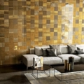 Sicis Vetrite z kolekcji Vetrite Decorativa model Miquad Grad Terra to wielkoformatowy panel szklany o wymiarach 197x275,8 cm. Kolory tego modelu to: złoty, żółty, beżowy, szary, a możliwe wykończenia powierzchni: Satin.