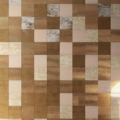 Sicis Vetrite z kolekcji Vetrite Decorativa model Miquad Grad Terra to wielkoformatowy panel szklany o wymiarach 197x275,8 cm. Kolory tego modelu to: złoty, żółty, beżowy, szary, a możliwe wykończenia powierzchni: Satin.