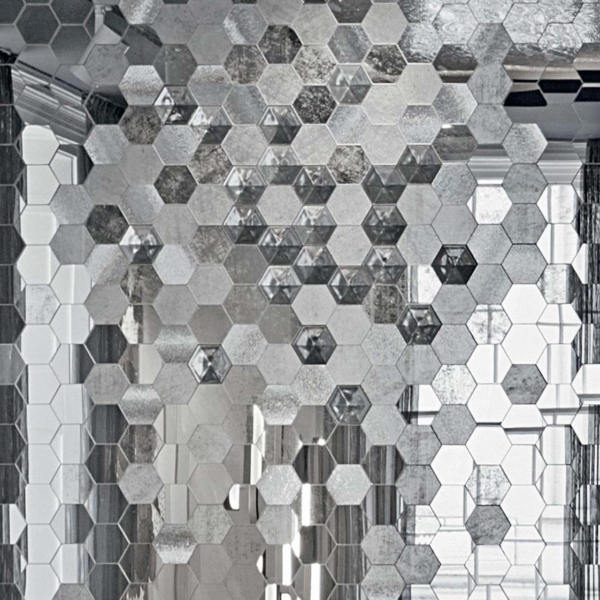 Sicis-Vetrite-Vetrite-Decorativa-Perseo-Grey-wielkoformatowy-panel-szklany-srebrny-szary-1 Sicis Vetrite z kolekcji Vetrite Decorativa model Perseo Grey to wielkoformatowy panel szklany o wymiarach 132,5x254,6 cm. Kolory tego modelu to: srebrny, szary, a możliwe wykończenia powierzchni: Satin.