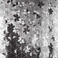 Sicis Vetrite z kolekcji Vetrite Decorativa model Pinwheels Grey to wielkoformatowy panel szklany o wymiarach 165,7x294,3 cm. Kolory tego modelu to: srebrny, szary, a możliwe wykończenia powierzchni: Satin.