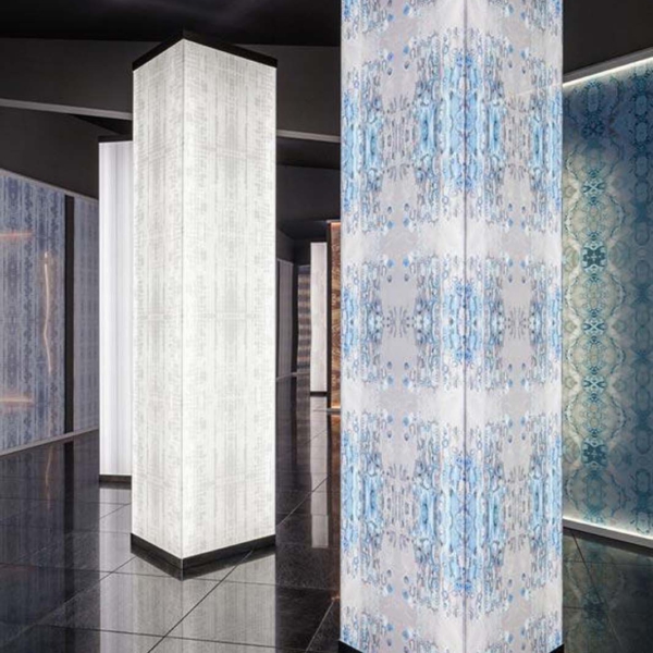 Sicis-Vetrite-Vetrite-Patterns-Hanoi-02-wielkoformatowy-panel-szklany-120x280-cm-szary-niebieski-bialy-granatowy-3 Sicis Vetrite z kolekcji Vetrite Patterns model Hanoi 02 to wielkoformatowy panel szklany o wymiarach 120x280 cm. Kolory tego modelu to: szary, niebieski, biały, granatowy, a możliwe wykończenia powierzchni: Chrome, Opalescent, Satin.