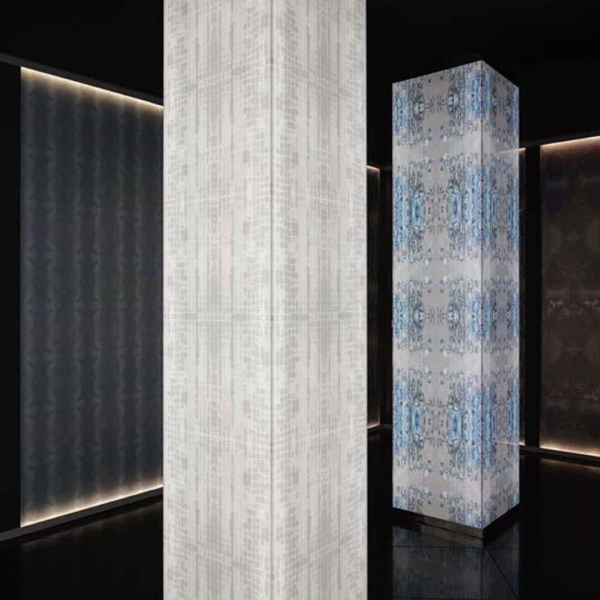 Sicis-Vetrite-Vetrite-Patterns-Milano-01-wielkoformatowy-panel-szklany-120x280-cm-bialy-szary-ciemnoszary-3 Sicis Vetrite z kolekcji Vetrite Patterns model Milano 01 to wielkoformatowy panel szklany o wymiarach 120x280 cm. Kolory tego modelu to: biały, szary, ciemnoszary, a możliwe wykończenia powierzchni: Chrome, Opalescent, Satin.