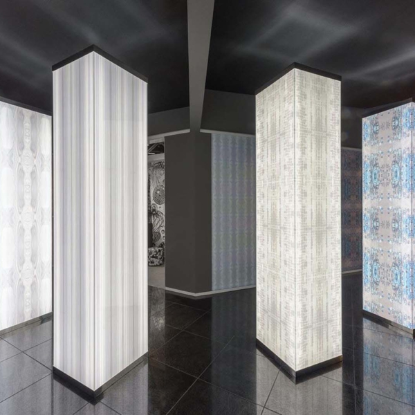 Sicis-Vetrite-Vetrite-Patterns-Milano-01-wielkoformatowy-panel-szklany-120x280-cm-bialy-szary-ciemnoszary-4 Sicis Vetrite z kolekcji Vetrite Patterns model Milano 01 to wielkoformatowy panel szklany o wymiarach 120x280 cm. Kolory tego modelu to: biały, szary, ciemnoszary, a możliwe wykończenia powierzchni: Chrome, Opalescent, Satin.