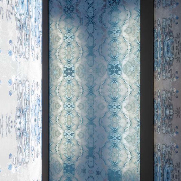 Sicis-Vetrite-Vetrite-Patterns-Venezia-02-wielkoformatowy-panel-szklany-120x280-cm-morski-bialy-szary-2 Sicis Vetrite z kolekcji Vetrite Patterns model Venezia 02 to wielkoformatowy panel szklany o wymiarach 120x280 cm. Kolory tego modelu to: morski, biały, szary, a możliwe wykończenia powierzchni: Chrome, Opalescent, Satin.