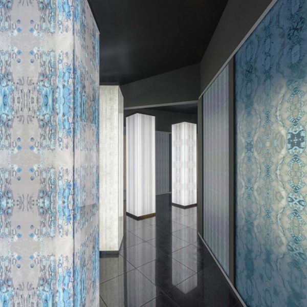 Sicis-Vetrite-Vetrite-Patterns-Venezia-02-wielkoformatowy-panel-szklany-120x280-cm-morski-bialy-szary-3 Sicis Vetrite z kolekcji Vetrite Patterns model Venezia 02 to wielkoformatowy panel szklany o wymiarach 120x280 cm. Kolory tego modelu to: morski, biały, szary, a możliwe wykończenia powierzchni: Chrome, Opalescent, Satin.