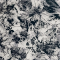 Sicis Vetrite z kolekcji Vetrite model Ricordo Black Ele-Panna to wielkoformatowy panel szklany o wymiarach 120x120 cm. Kolory tego modelu to: biały, szary, brązowy, grafitowy, a możliwe wykończenia powierzchni: Satin.