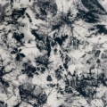 Sicis Vetrite z kolekcji Vetrite model Ricordo Black Ele-Panna to wielkoformatowy panel szklany o wymiarach 120x120 cm. Kolory tego modelu to: biały, szary, brązowy, grafitowy, a możliwe wykończenia powierzchni: Satin.