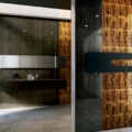 Sicis Vetrite z kolekcji Vetrite model Tanso Bronze to wielkoformatowy panel szklany o wymiarach 120x280 cm. Kolory tego modelu to: zółty, brązowy, a możliwe wykończenia powierzchni: Satin.