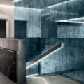 Sicis Vetrite z kolekcji Vetrite Tile model Antique Blue to wielkoformatowy panel szklany o wymiarach 59,3x59,3 cm, 29,6x89 cm, 29,6x59,3 cm, 19,7x59,3 cm, 29,6x29,6 cm, 9,8x19,7 cm. Kolory tego modelu to: niebieski, granatowy, a możliwe wykończenia powierzchni: Satin.