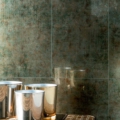 Sicis Vetrite z kolekcji Vetrite Tile model Efesto Green to wielkoformatowy panel szklany o wymiarach 59,3x59,3 cm, 29,6x89 cm, 29,6x59,3 cm, 19,7x59,3 cm, 29,6x29,6 cm, 9,8x19,7 cm. Kolory tego modelu to: brązowy, khaki, beżowy, złoty, żółty, a możliwe wykończenia powierzchni: Satin.