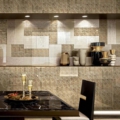 Sicis Vetrite z kolekcji Vetrite Tile model Elephant Tortora to wielkoformatowy panel szklany o wymiarach 59,3x59,3 cm, 29,6x89 cm, 29,6x59,3 cm, 19,7x59,3 cm, 29,6x29,6 cm, 9,8x19,7 cm. Kolory tego modelu to: beżowy, brązowy, a możliwe wykończenia powierzchni: Satin.