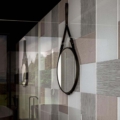 Sicis Vetrite z kolekcji Vetrite Tile model Elephant Tortora to wielkoformatowy panel szklany o wymiarach 59,3x59,3 cm, 29,6x89 cm, 29,6x59,3 cm, 19,7x59,3 cm, 29,6x29,6 cm, 9,8x19,7 cm. Kolory tego modelu to: beżowy, brązowy, a możliwe wykończenia powierzchni: Satin.