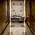Sicis Vetrite z kolekcji Vetrite Tile model Suede Cream to wielkoformatowy panel szklany o wymiarach 59,3x59,3 cm, 29,6x89 cm, 29,6x59,3 cm, 19,7x59,3 cm, 29,6x29,6 cm, 9,8x19,7 cm. Kolory tego modelu to: beżowy, szary, żółty, a możliwe wykończenia powierzchni: Satin.