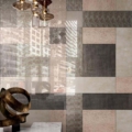 Sicis Vetrite z kolekcji Vetrite Tile model Suede Cream to wielkoformatowy panel szklany o wymiarach 59,3x59,3 cm, 29,6x89 cm, 29,6x59,3 cm, 19,7x59,3 cm, 29,6x29,6 cm, 9,8x19,7 cm. Kolory tego modelu to: beżowy, szary, żółty, a możliwe wykończenia powierzchni: Satin.
