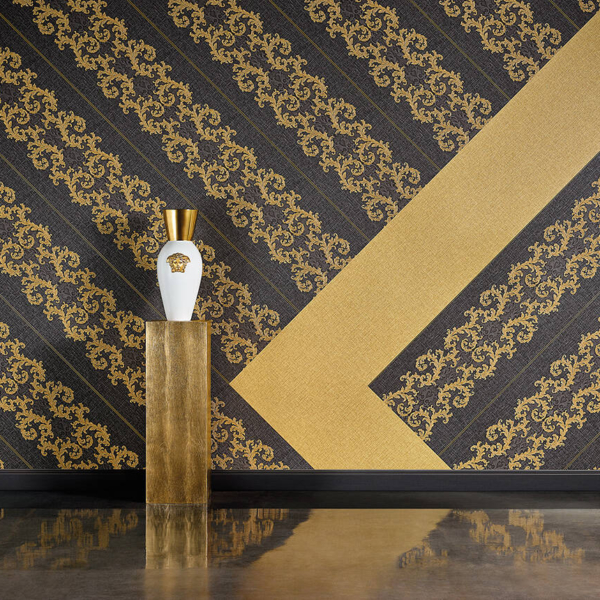 Versace-Home-Versace-2-962326-tapeta-ornamenty-Vintage-adamaszek-efekt-postarzenia-klasyczny-kolory-czarny-zloty-szary-metaliczny-4 Versace Home Versace 2962326 tapeta ornamenty Vintage adamaszek efekt postarzenia klasyczny kolory czarny złoty szary metaliczny - tapeta przeznaczona do pomieszczeń: przedpokój, kuchnia, biuro, sypialnia, pomieszczenie o dużym natężeniu ruchu.