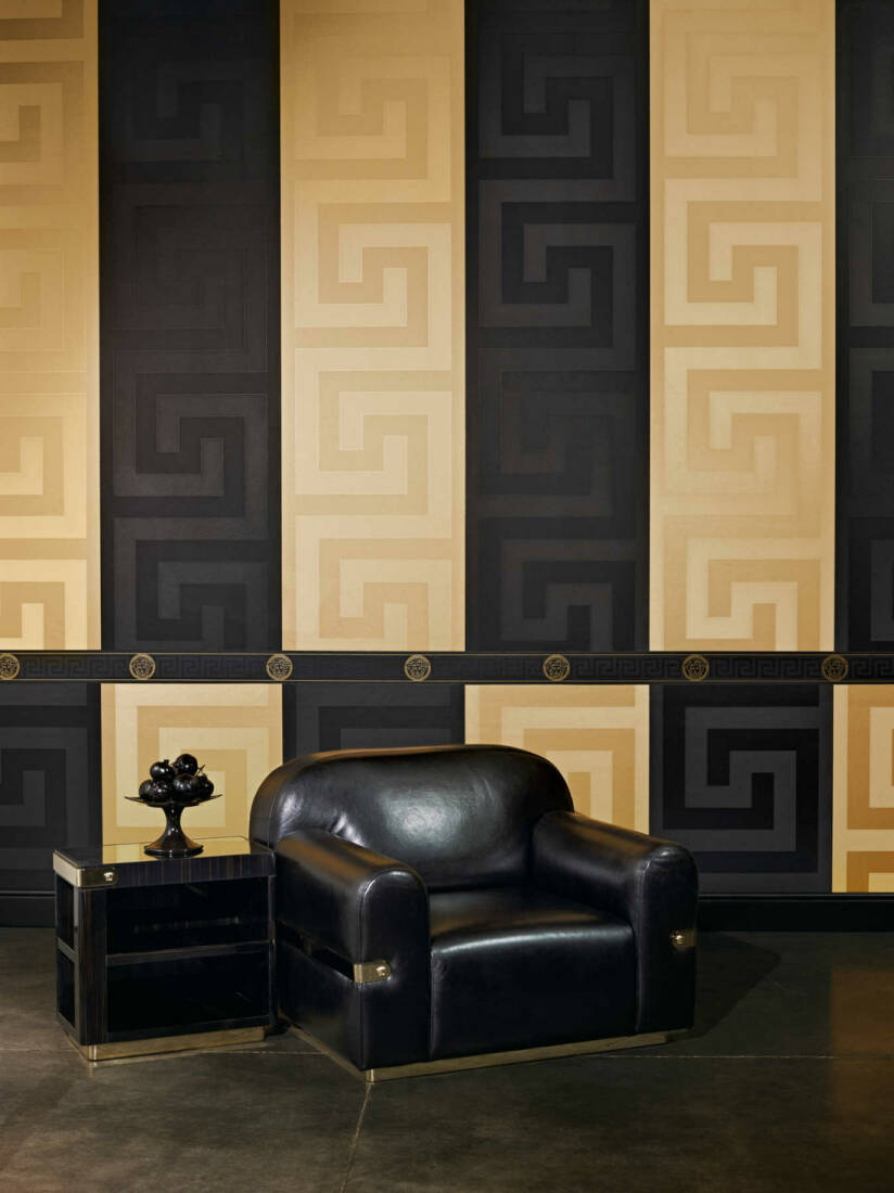Versace Home Versace 3935224 tapeta paski wzór grecki medusa kolory czarny złoty metaliczny - tapeta przeznaczona do pomieszczeń: przedpokój, salon, biuro, sypialnia.