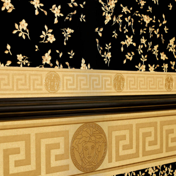 Versace-Home-Versace-3-935262-tapeta-paski-wzor-grecki-medusa-kolory-zloty-metaliczny-3 Versace Home Versace 3935262 tapeta paski wzór grecki medusa kolory złoty metaliczny - tapeta przeznaczona do pomieszczeń: przedpokój, salon, biuro, sypialnia.