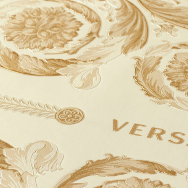 Versace-Home-Versace-4-370552-tapeta-kwiaty-liscie-ornamenty-rosliny-kolory-bezowy-kremowy-zloty-metaliczny-bialy-3 Versace Home Versace 4370552 tapeta kwiaty liście ornamenty rośliny kolory beżowy kremowy złoty metaliczny biały - tapeta przeznaczona do pomieszczeń: przedpokój, salon, sypialnia.