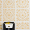 Versace Home Versace 4370552 tapeta kwiaty liście ornamenty rośliny kolory beżowy kremowy złoty metaliczny biały - tapeta przeznaczona do pomieszczeń: przedpokój, salon, sypialnia.