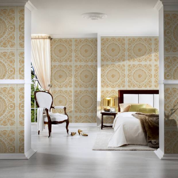Versace-Home-Versace-4-370552-tapeta-kwiaty-liscie-ornamenty-rosliny-kolory-bezowy-kremowy-zloty-metaliczny-bialy-5 Versace Home kolekcja Versace 4 - 4370552 tapeta kwiaty liście ornamenty rośliny kolory beżowy kremowy złoty metaliczny biały - tapeta przeznaczona do pomieszczeń: przedpokój, salon, sypialnia.