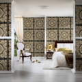 Versace Home kolekcja Versace 4 - 4370553 tapeta kwiaty liście ornamenty rośliny kolory beżowy czarny kremowy złoty metaliczny - tapeta przeznaczona do pomieszczeń: przedpokój, salon, sypialnia.