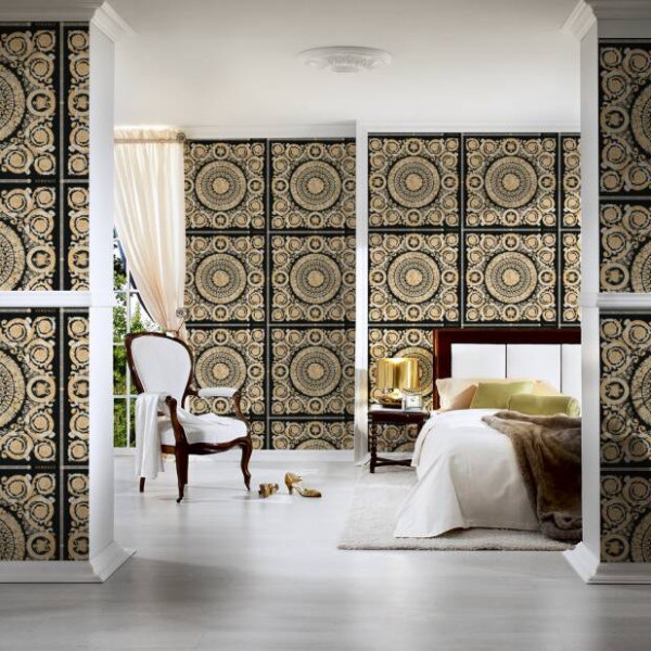 Versace-Home-Versace-4-370553-tapeta-kwiaty-liscie-ornamenty-rosliny-kolory-bezowy-czarny-kremowy-zloty-metaliczny-5 Versace Home kolekcja Versace 4 - 4370553 tapeta kwiaty liście ornamenty rośliny kolory beżowy czarny kremowy złoty metaliczny - tapeta przeznaczona do pomieszczeń: przedpokój, salon, sypialnia.