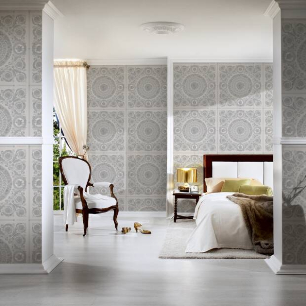 Versace-Home-Versace-4-370555-tapeta-kwiaty-liscie-ornamenty-rosliny-kolory-szary-metaliczny-srebrny-5 Versace Home kolekcja Versace 4 - 4370555 tapeta kwiaty liście ornamenty rośliny kolory szary metaliczny srebrny - tapeta przeznaczona do pomieszczeń: przedpokój, salon, sypialnia.