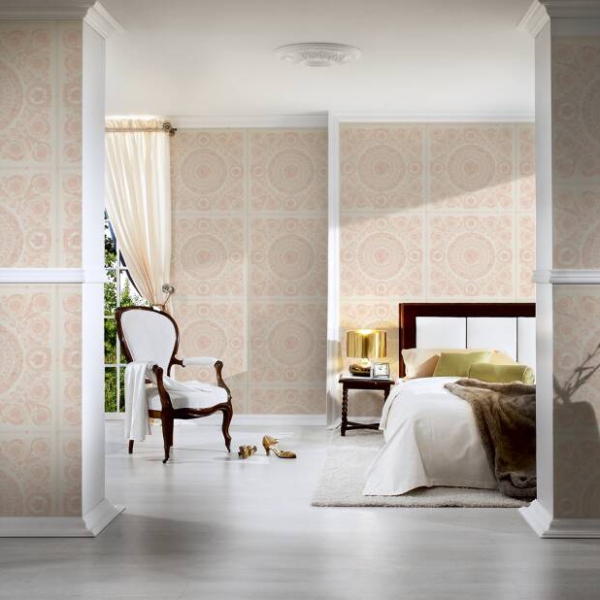 Versace-Home-Versace-4-370556-tapeta-kwiaty-liscie-ornamenty-rosliny-kolory-metaliczny-rozowy-bialy-5 Versace Home kolekcja Versace 4 - 4370556 tapeta kwiaty liście ornamenty rośliny kolory metaliczny różowy biały - tapeta przeznaczona do pomieszczeń: przedpokój, salon, sypialnia.