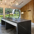 Spiek kwarcowy hiszpańskiej marki Neolith z kolekcji Fusion Pietra Grey