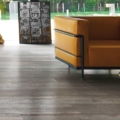 Florim Rex z kolekcji I Classici di Rex model Decò Wood White to gres dostępny w formie wielkoformatowych gresów, płytek gresowych i jako mozaiki. Wzór tego modelu to drewno a jego kolory to szary, beżowy, brązowy.