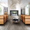 Florim Rex z kolekcji I Classici di Rex model Decò Wood White to gres dostępny w formie wielkoformatowych gresów, płytek gresowych i jako mozaiki. Wzór tego modelu to drewno a jego kolory to szary, beżowy, brązowy.