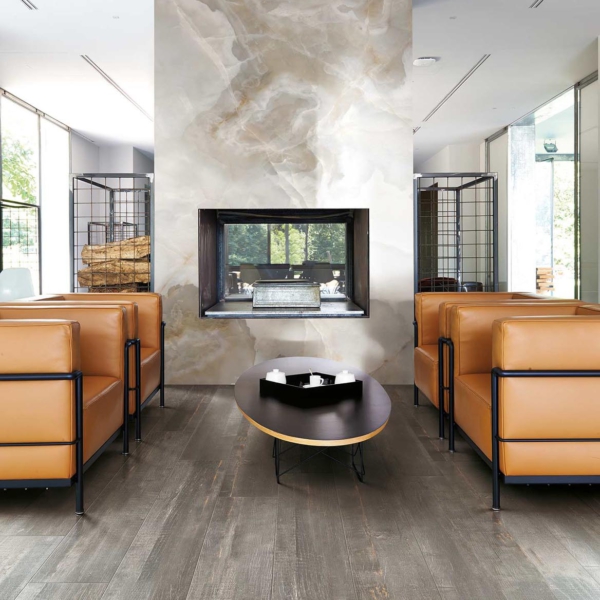 Florim-Rex-I-Classici-di-Rex-Deco-Wood-White-gres-plyty-wielkoformatowe-plytki-mozaika-drewno-3 Florim Rex z kolekcji I Classici di Rex model Decò Wood White to gres dostępny w formie wielkoformatowych gresów, płytek gresowych i jako mozaiki. Wzór tego modelu to drewno a jego kolory to szary, beżowy, brązowy.