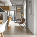 Florim Rex z kolekcji I Classici di Rex model Decò Wood White to gres dostępny w formie wielkoformatowych gresów, płytek gresowych i jako mozaiki. Wzór tego modelu to drewno a jego kolory to szary, beżowy, brązowy.