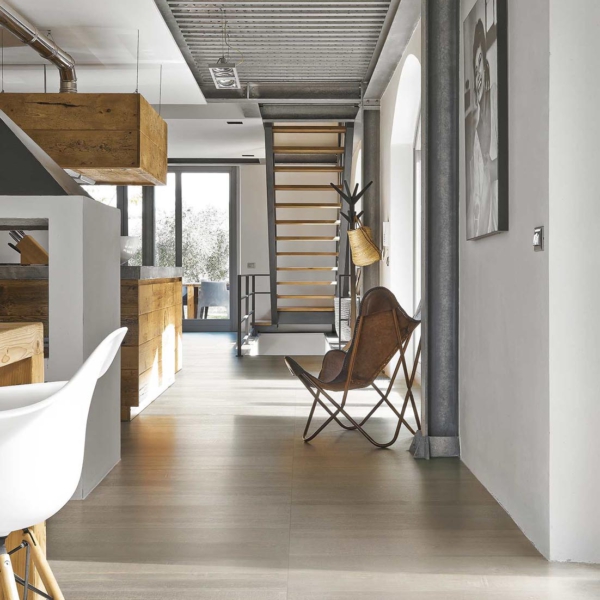 Florim-Rex-I-Classici-di-Rex-Deco-Wood-White-gres-plyty-wielkoformatowe-plytki-mozaika-drewno-5 Florim Rex z kolekcji I Classici di Rex model Decò Wood White to gres dostępny w formie wielkoformatowych gresów, płytek gresowych i jako mozaiki. Wzór tego modelu to drewno a jego kolory to szary, beżowy, brązowy.