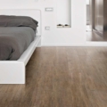 Florim Rex z kolekcji Selection Oak model Brown Oak to gres dostępny w formie wielkoformatowych gresów, płytek gresowych i jako mozaiki. Wzór tego modelu to drewno a jego kolory to brązowy, szary, beżowy.