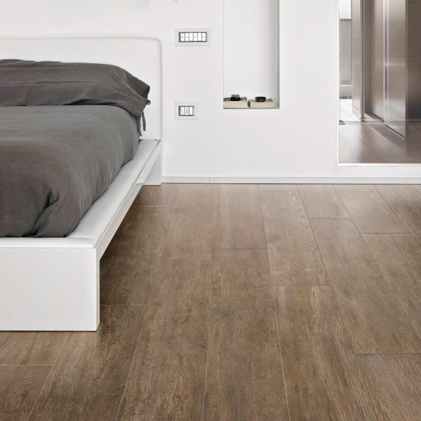 Florim-Rex-Selection-Oak-Brown-Oak-gres-plyty-wielkoformatowe-plytki-mozaika-drewno-1 Florim Rex z kolekcji Selection Oak model Brown Oak to gres dostępny w formie wielkoformatowych gresów, płytek gresowych i jako mozaiki. Wzór tego modelu to drewno a jego kolory to brązowy, szary, beżowy.