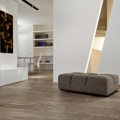 Florim Rex z kolekcji Selection Oak model Brown Oak to gres dostępny w formie wielkoformatowych gresów, płytek gresowych i jako mozaiki. Wzór tego modelu to drewno a jego kolory to brązowy, szary, beżowy.