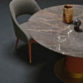 Scappini Home Embrace Chair, krzesło z skórą DAK-DI 0229 i tkaniną AZI-GL 803, konstrukcja w kolorze 7026 GRANITE GREY.