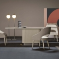 Scappini Home Embrace Chair, krzesło z skórą DAK-DI 0229 i tkaniną AZI-GL 803, konstrukcja w kolorze 7026 GRANITE GREY.