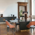 Scappini Home Embrace Chair, krzesło z skórą DAK-DI 0229 i tkaniną AZI-GL 803, konstrukcja w kolorze 7026 GRANITE GREY.
