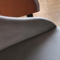Scappini Home Embrace Chair, krzesło z skórą DAK-DI 0229 i tkaniną AZI-GL 803, konstrukcja w kolorze 7026 GRANITE GREY.