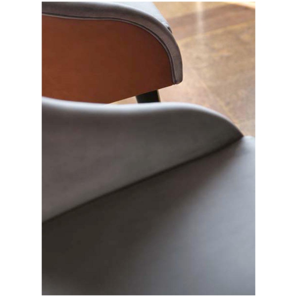 Scappini-Home-Embrace-Krzeslo-3 Scappini Home Embrace Chair, krzesło z skórą DAK-DI 0229 i tkaniną AZI-GL 803, konstrukcja w kolorze 7026 GRANITE GREY.