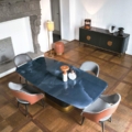 Scappini Home, komoda Face, granitowo-szara, szerokość 220 cm, głębokość 50 cm, wysokość 89 cm, blat z lakierowanego szkła, uchwyty z mosiądzu i skóry, wnętrze miedziano-brązowe, półki z dymnego szkła, oświetlenie LED.
