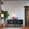 Scappini Home, komoda Face, granitowo-szara, szerokość 220 cm, głębokość 50 cm, wysokość 89 cm, blat z lakierowanego szkła, uchwyty z mosiądzu i skóry, wnętrze miedziano-brązowe, półki z dymnego szkła, oświetlenie LED.