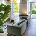 Scappini Home, stolik kawowy Mid Occasional N10-M, blat marmurowy, podstawa mosiężna, baza drewniana w kolorze Granite Grey.