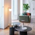 Scappini Home, stolik kawowy Mid Occasional N10-M, blat marmurowy, podstawa mosiężna, baza drewniana w kolorze Granite Grey.