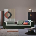 Scappini Home Sofa Over, trzyosobowa, z wbudowaną półką, tapicerką AZI-GL-501, dostępna w trzech rozmiarach, z metalową podstawą.