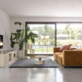 Scappini Home Sofa Over, trzyosobowa, z wbudowaną półką, tapicerką AZI-GL-501, dostępna w trzech rozmiarach, z metalową podstawą.