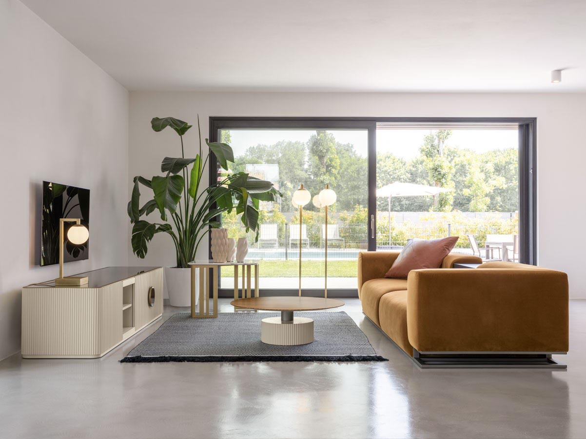 Scappini-Home-Over-Sofa-11 Scappini Home Sofa Over, trzyosobowa, z wbudowaną półką, tapicerką AZI-GL-501, dostępna w trzech rozmiarach, z metalową podstawą.
